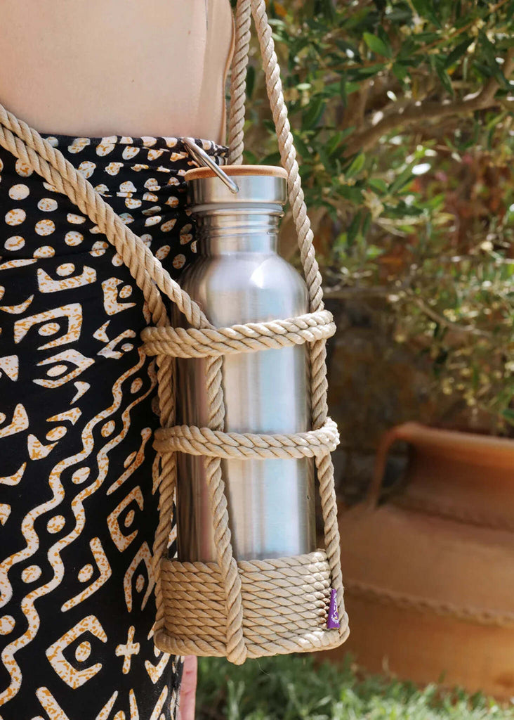 Rope Bottle Holder 0,5L — Metal bottle in rope holder on model — MYFASHIONFRUIT