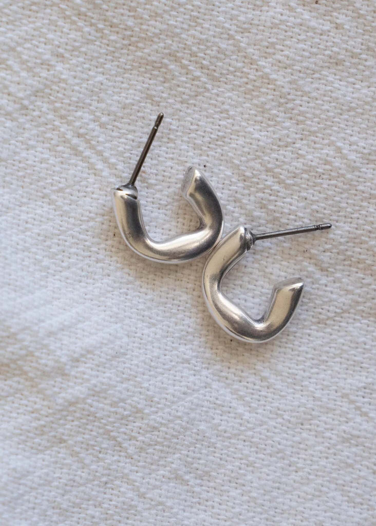 Hebe Hoops — Silver curved hoops, detail — MYFASHIONFRUIT