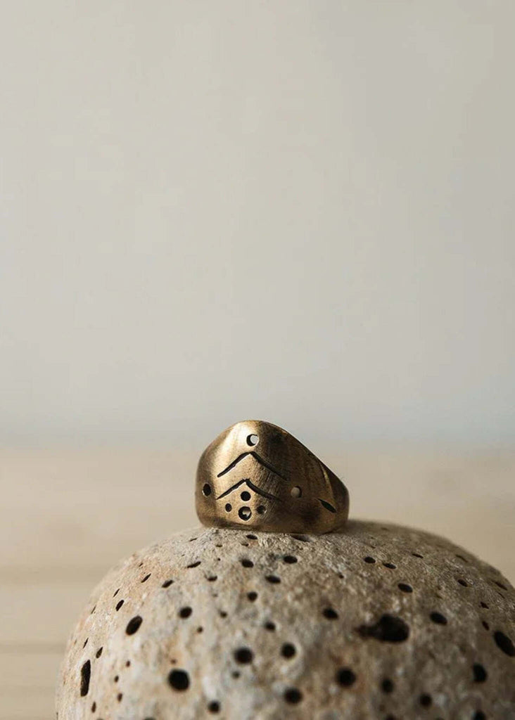 Maya Chevalier - Knuckle Ring — Gold ring with etched details, detail — MYFASHIONFRUIT