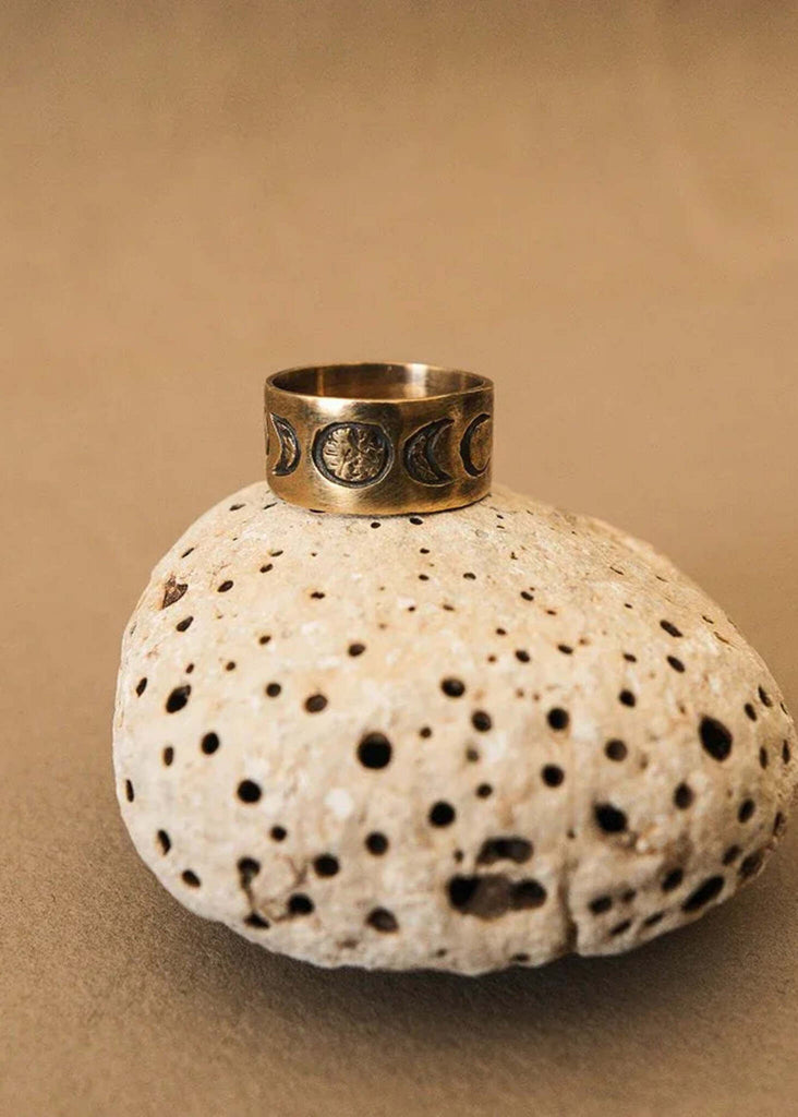 Moon Phases Ring — Gold ring with moon phases, detail — MYFASHIONFRUIT