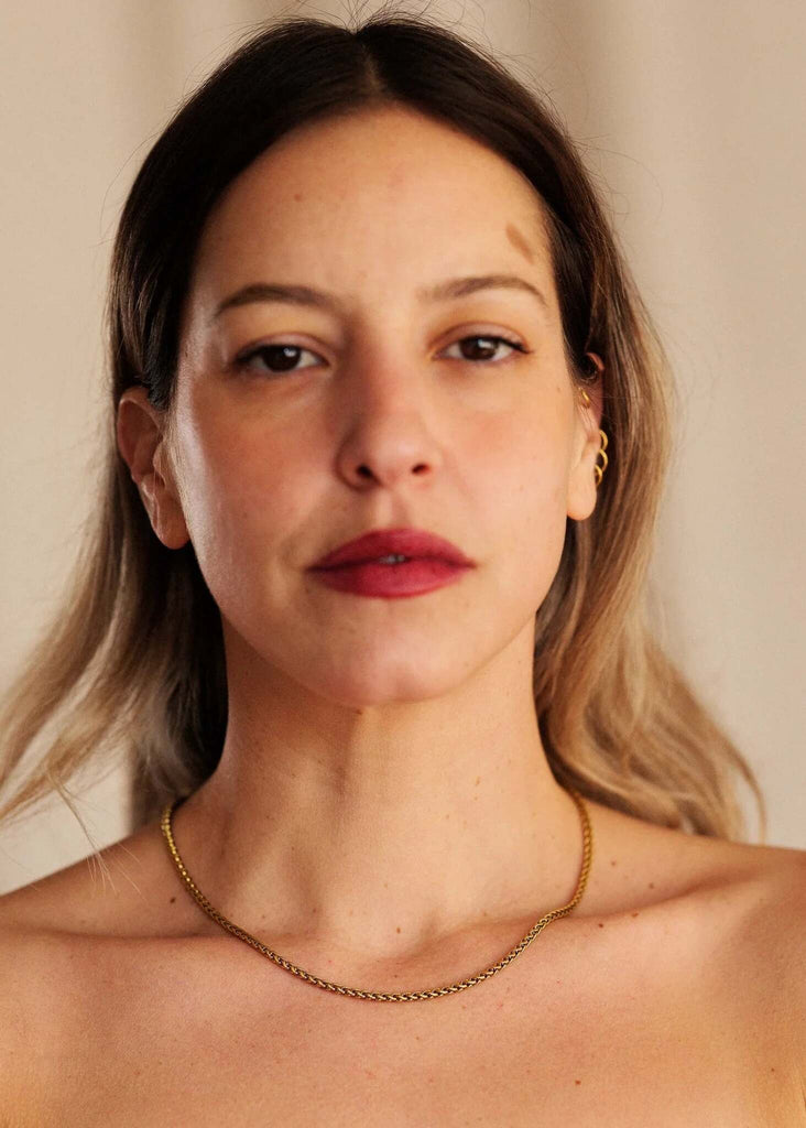 Clara Neckchain — Gold chain on model — MYFASHIONFRUIT
