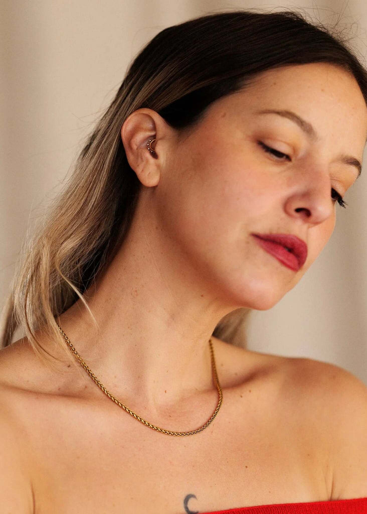 Clara Neckchain — Gold chain detail on model — MYFASHIONFRUIT