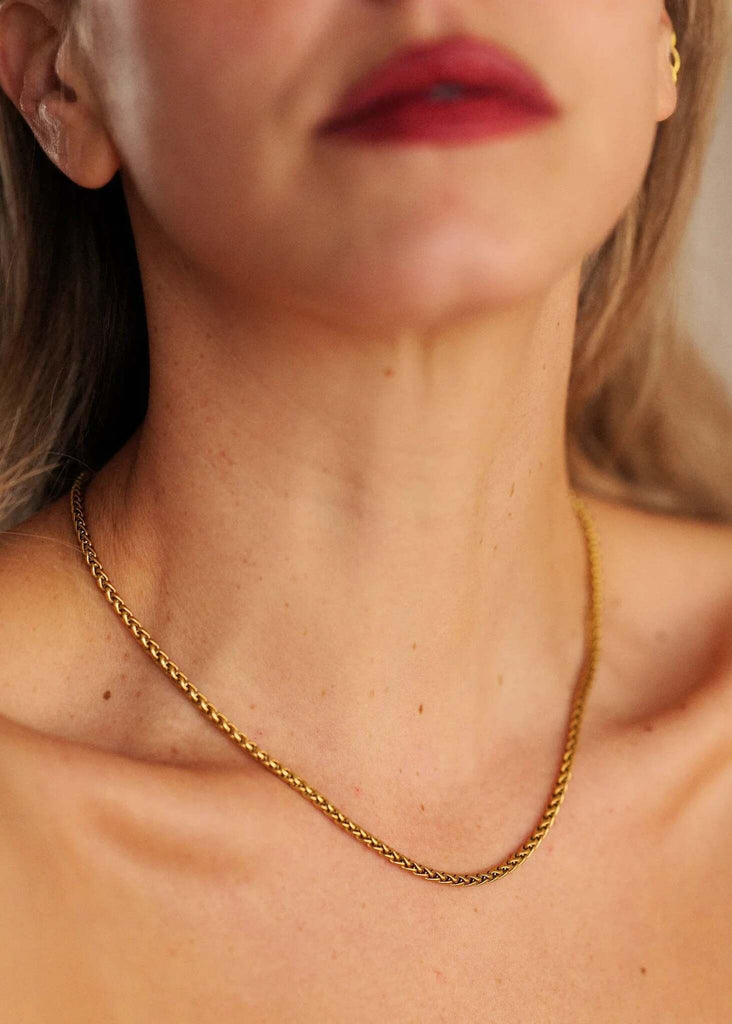 Clara Neckchain — Gold chain on model, detail — MYFASHIONFRUIT