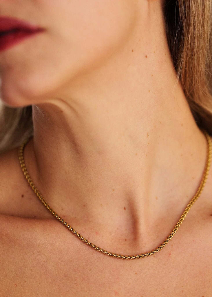 Clara Neckchain — Gold chain necklace on model — MYFASHIONFRUIT