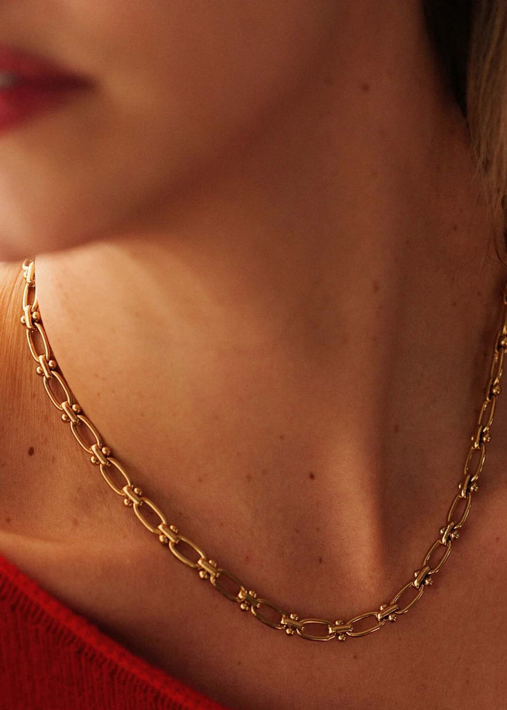 Evelyn Neckchain — Gold chain detail on model — MYFASHIONFRUIT