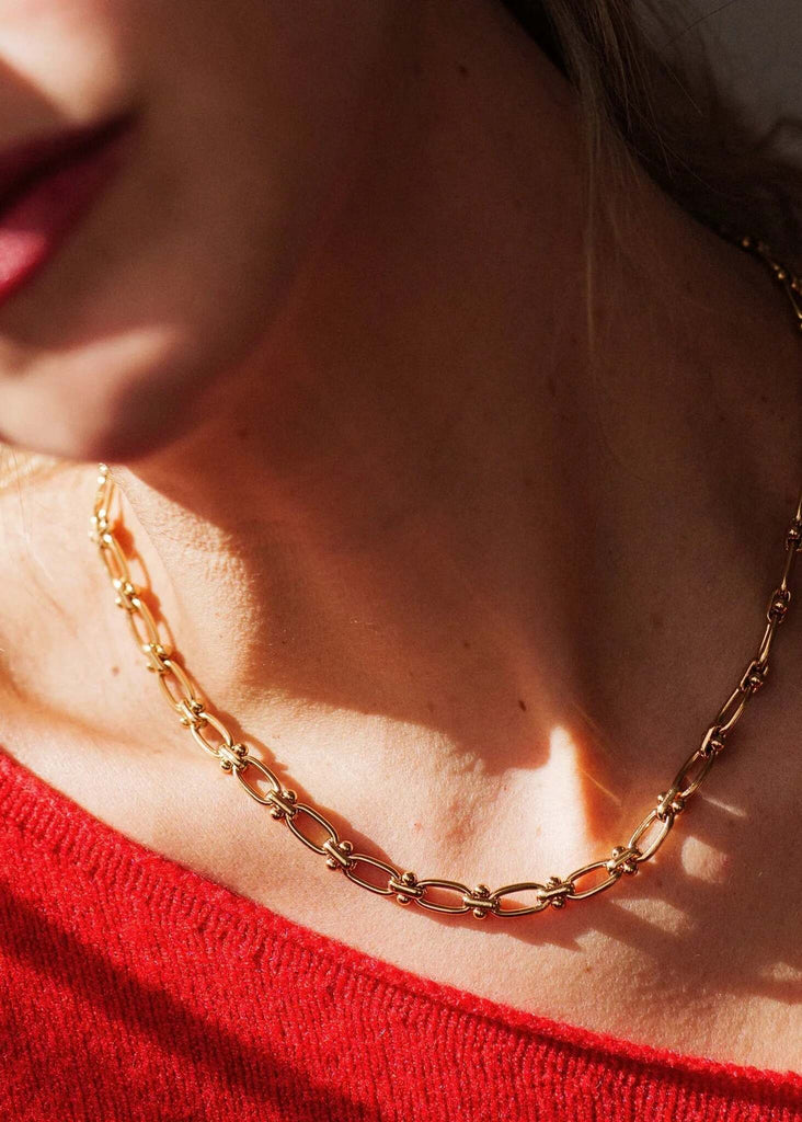 Evelyn Neckchain — Gold chain necklace on model, detail — MYFASHIONFRUIT