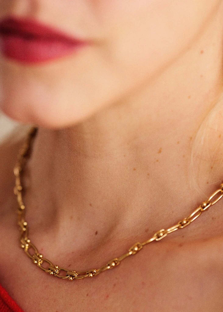 Evelyn Neckchain — Gold chain detail on model — MYFASHIONFRUIT