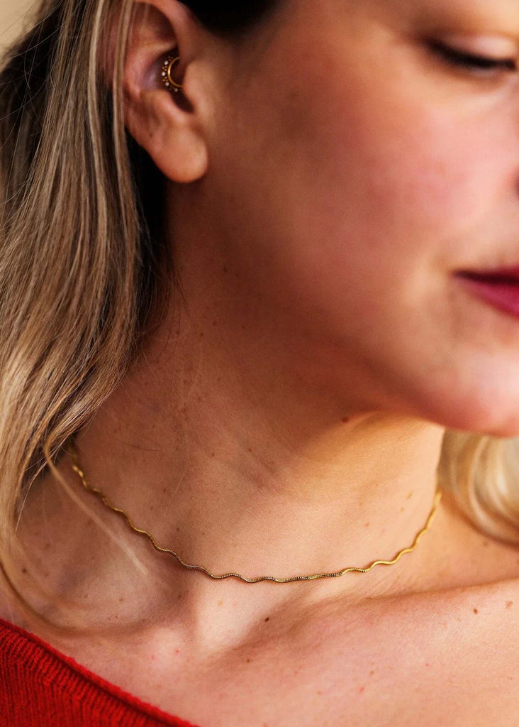 Mimi Neckchain — Gold wavy chain on model detail — MYFASHIONFRUIT