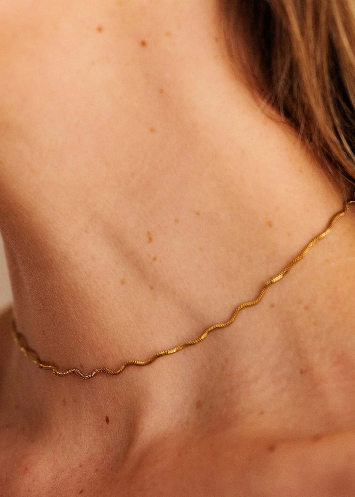 Mimi Neckchain — Gold wave chain detail on model — MYFASHIONFRUIT