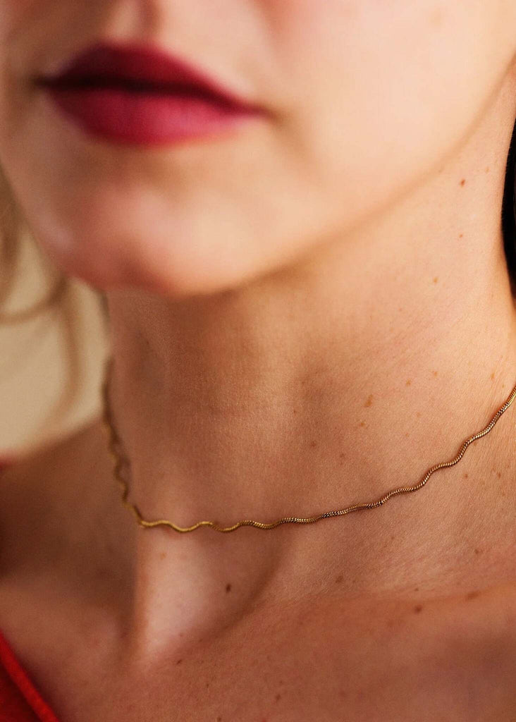 Mimi Neckchain — Gold wave chain on model, detail — MYFASHIONFRUIT