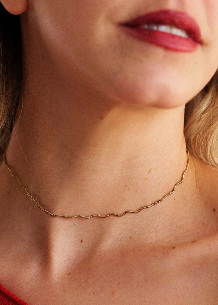 Mimi Neckchain — Gold wavy chain on model — MYFASHIONFRUIT