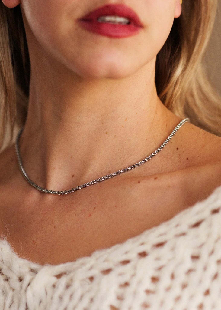 Clara Neckchain — Silver chain on model, detail — MYFASHIONFRUIT