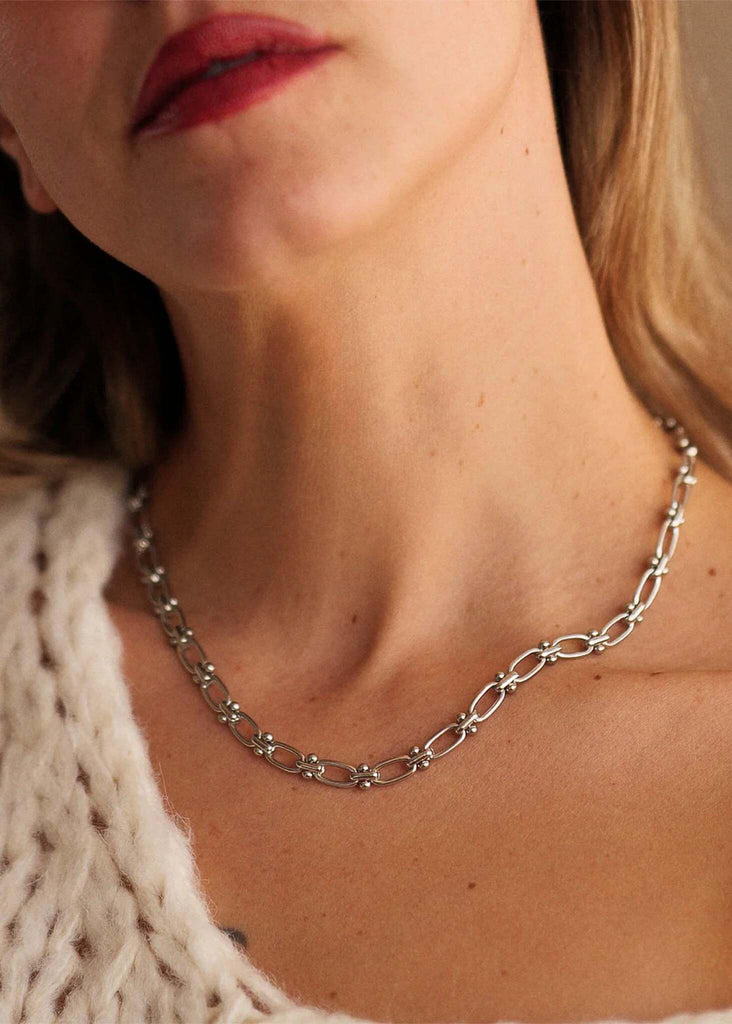Evelyn Neckchain – Silver tone chain necklace on model — MYFASHIONFRUIT