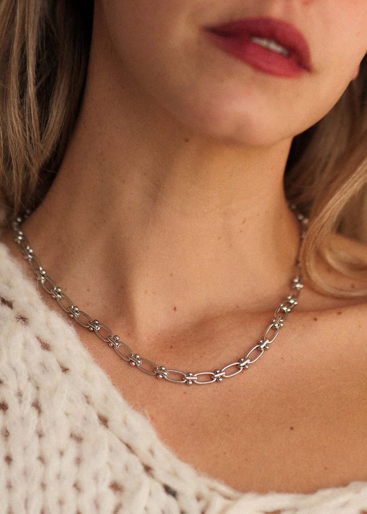 Evelyn Neckchain — Silver chain on model, detail — MYFASHIONFRUIT