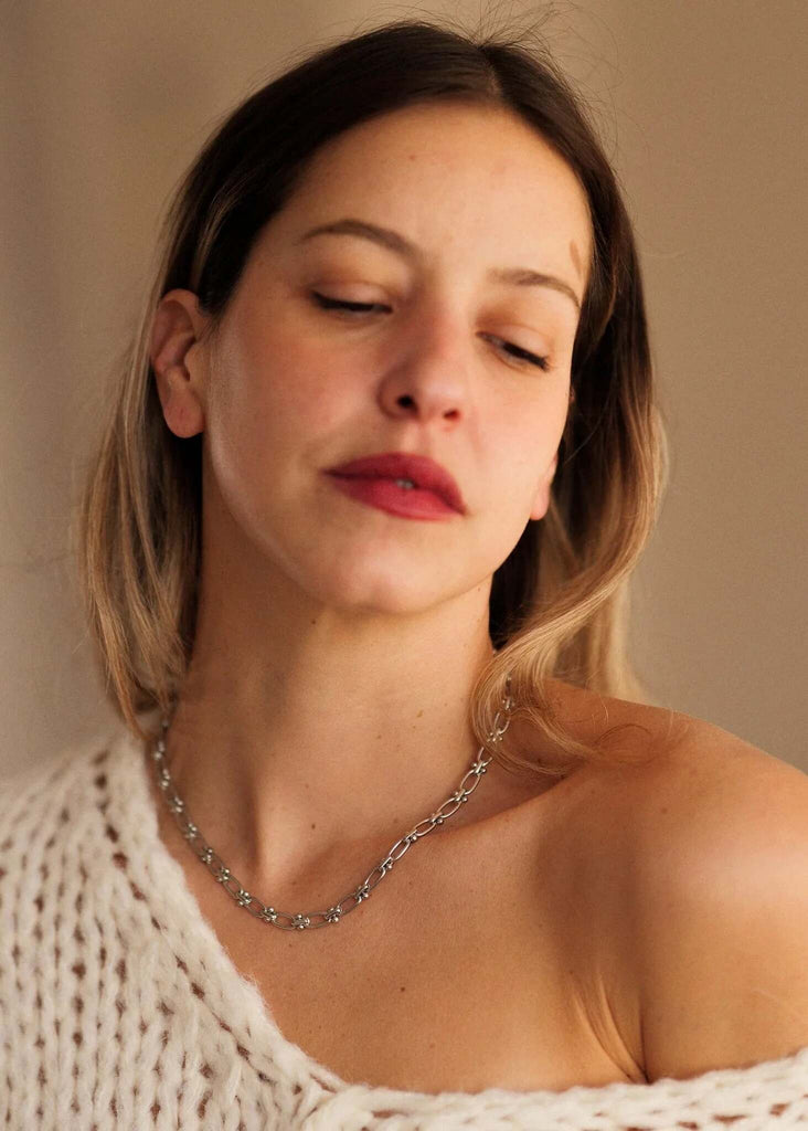 Evelyn Neckchain — Silver chain necklace on model — MYFASHIONFRUIT