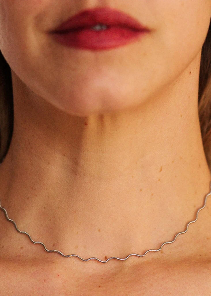 Mimi Neckchain — Silver wavy necklace on model — MYFASHIONFRUIT