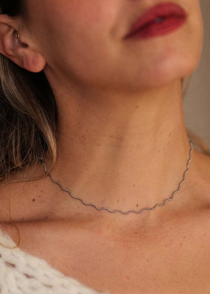 Mimi Neckchain — Silver wave chain on model, detail — MYFASHIONFRUIT