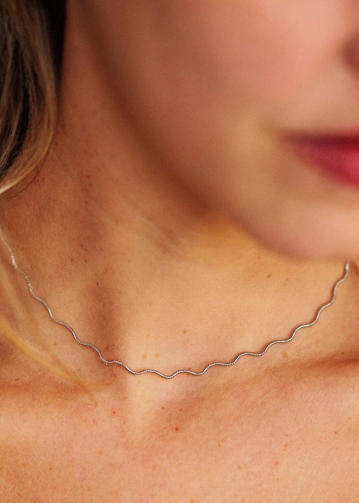 Mimi Neckchain — Silver wave chain detail on model — MYFASHIONFRUIT