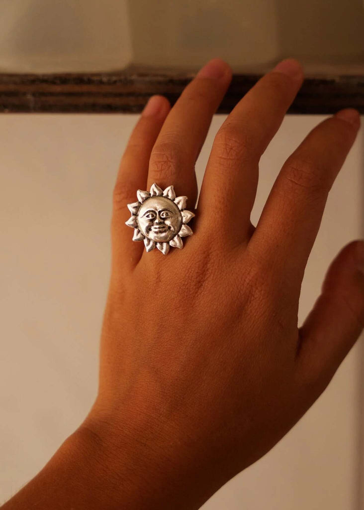 Saulė Ring — Silver sun ring on model — MYFASHIONFRUIT