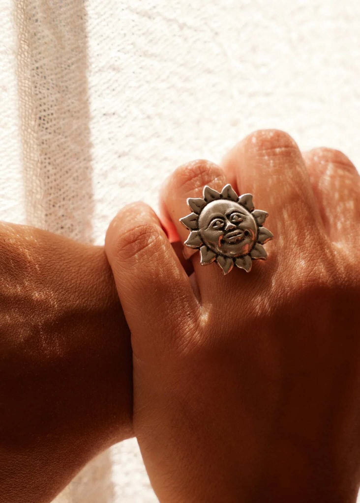 Saulė Ring — Silver sun ring on model — MYFASHIONFRUIT