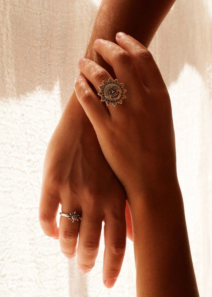 Saulė Ring — Rings with sun detail on model — MYFASHIONFRUIT