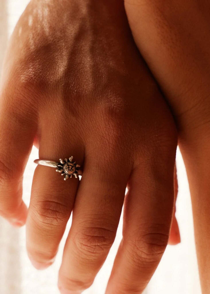 Ari Ring — Silver sun ring detail on hand — MYFASHIONFRUIT
