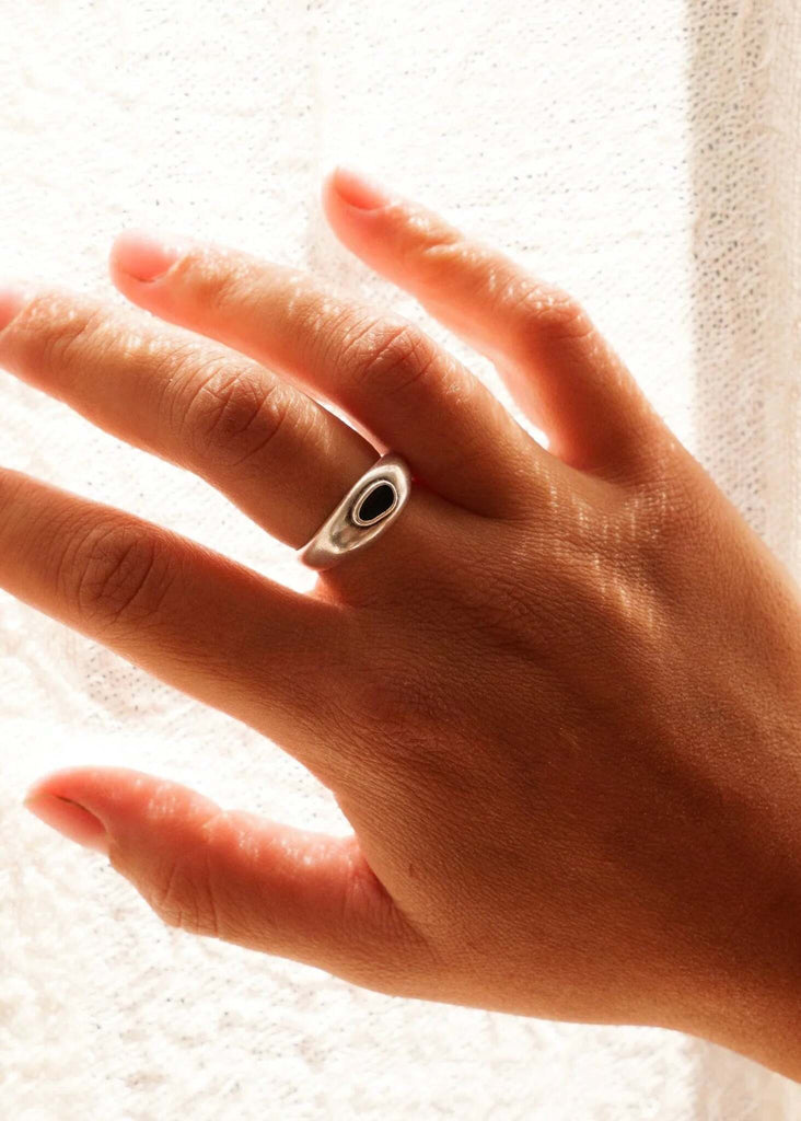 Carme Ring — Silver ring with black stone on model — MYFASHIONFRUIT