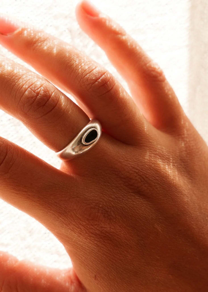 Carme Ring — Silver ring with black detail on model — MYFASHIONFRUIT
