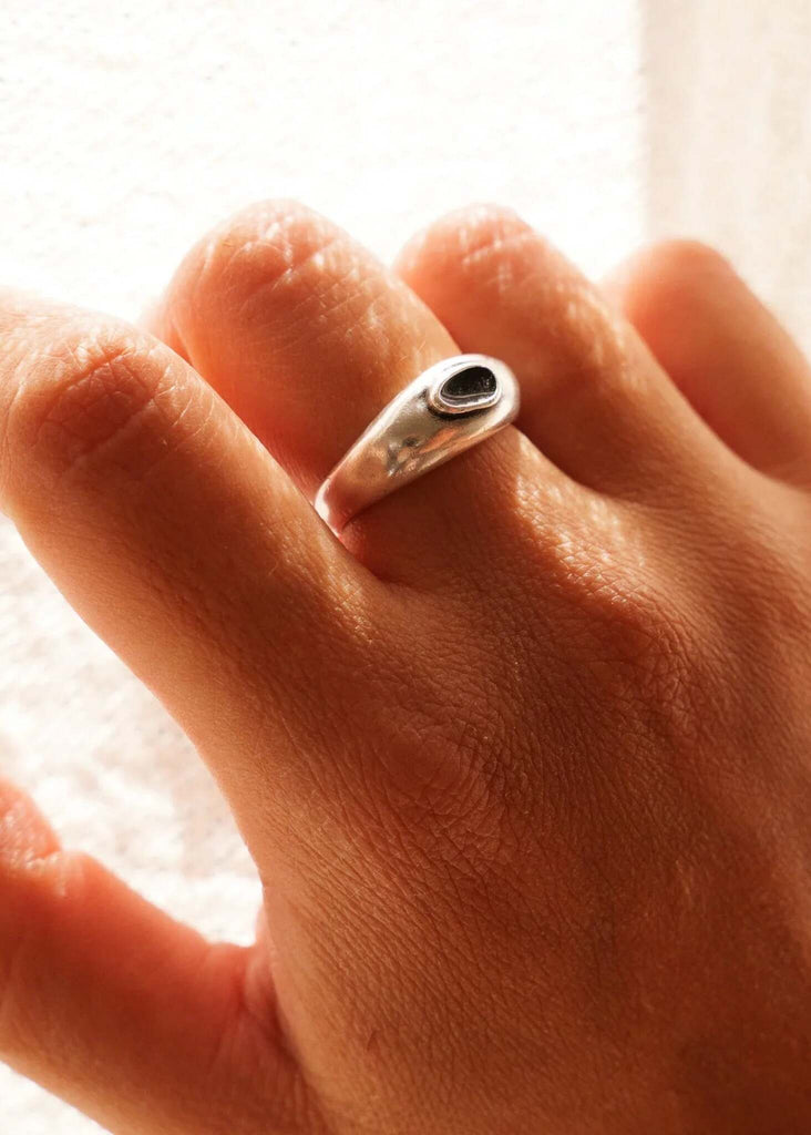 Carme Ring — Silver ring with black stone on model — MYFASHIONFRUIT