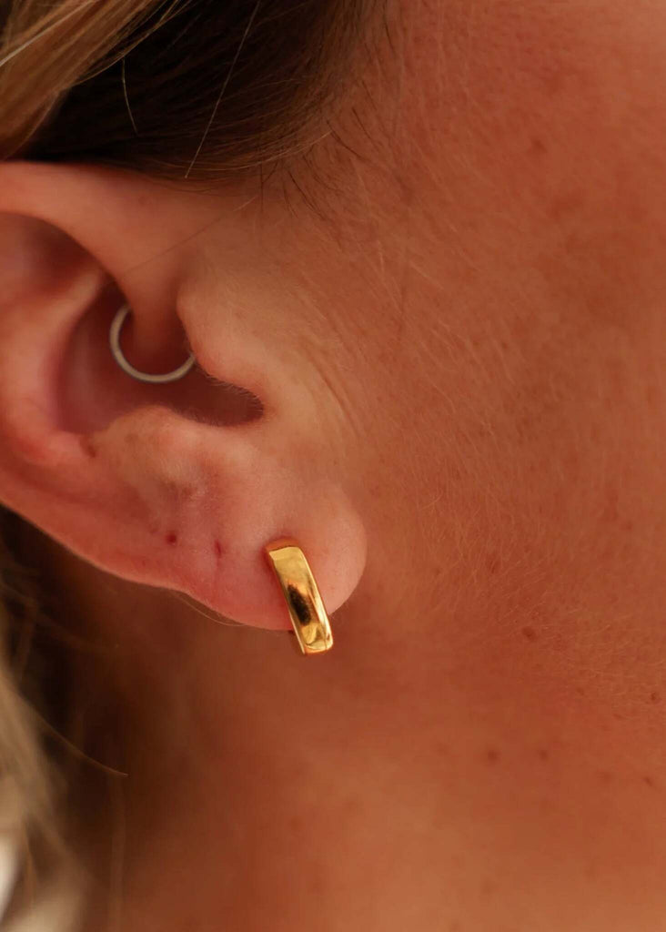 Persis Hoops — Gold hoop earring detail on model — MYFASHIONFRUIT