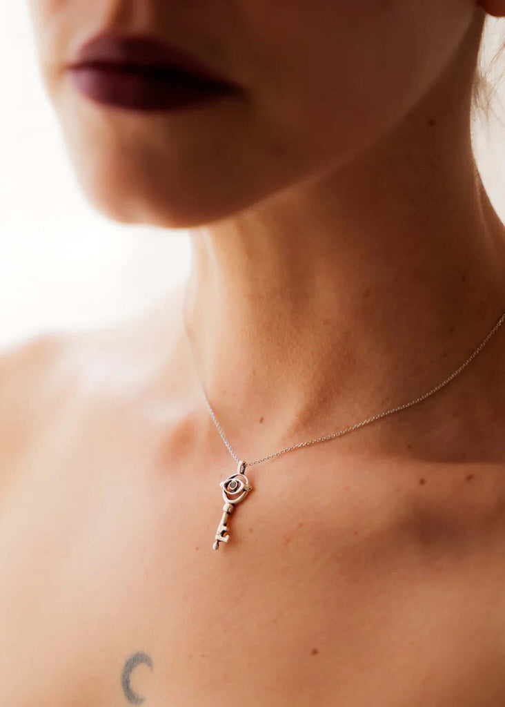Loké Talisman — Silver key necklace on model, detail — MYFASHIONFRUIT
