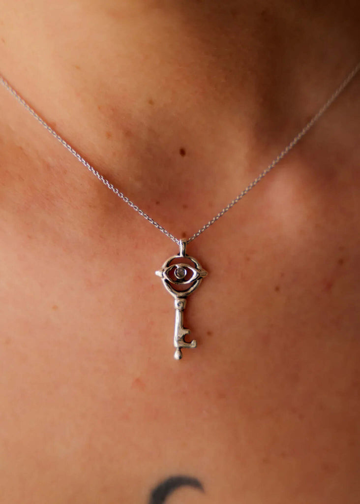 Loké Talisman — Silver key necklace detail on model — MYFASHIONFRUIT