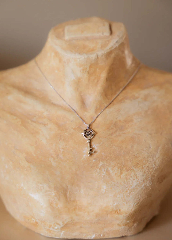 Loké Talisman — Silver key necklace detail — MYFASHIONFRUIT