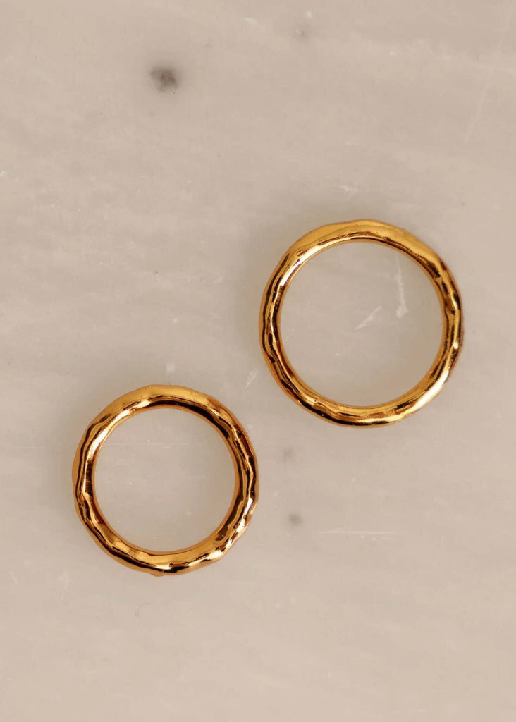 Bebe Set of 2 Rings — Two gold rings, detail — MYFASHIONFRUIT