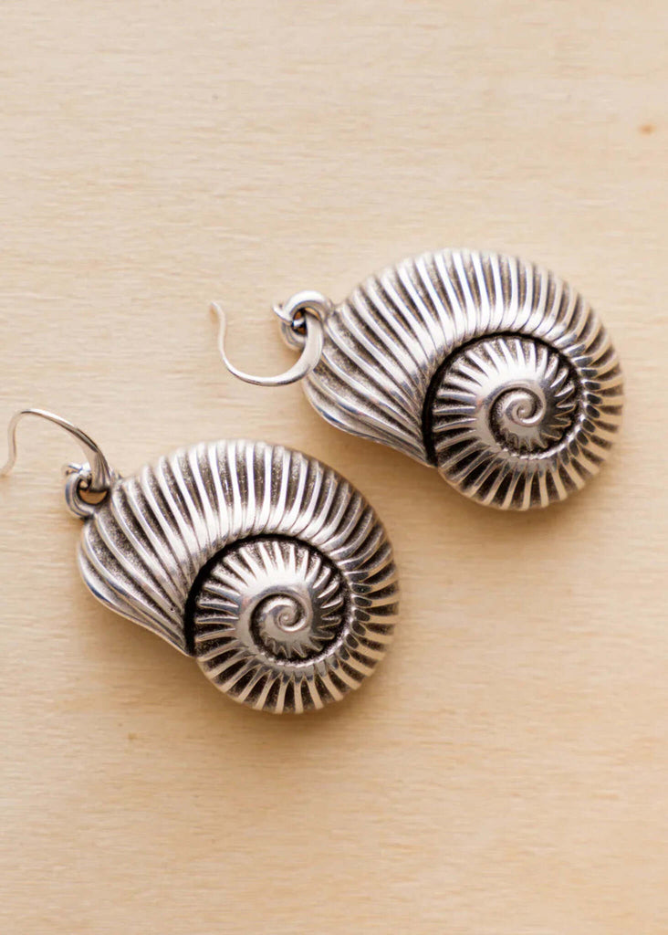 Pupu Earrings — Silver shell earrings, detail — MYFASHIONFRUIT