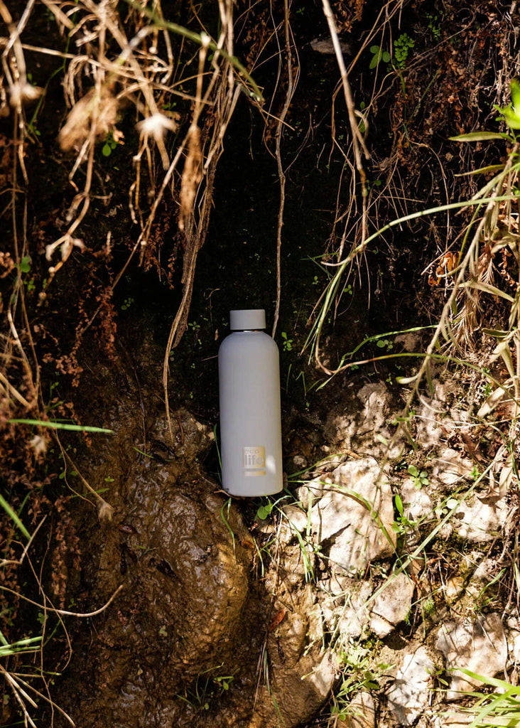 Ecolife Smokey Grey Thermos — Grey bottle near stream, detail — MYFASHIONFRUIT