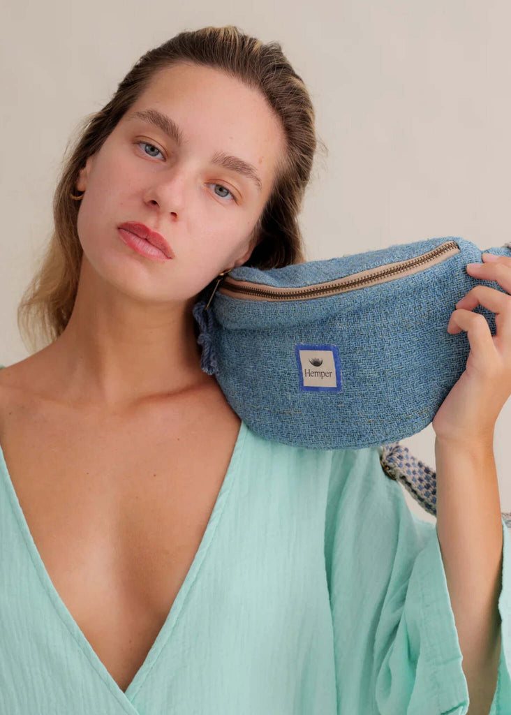 Jannu Waistbag - Azul — Blue hemp bag on model — MYFASHIONFRUIT