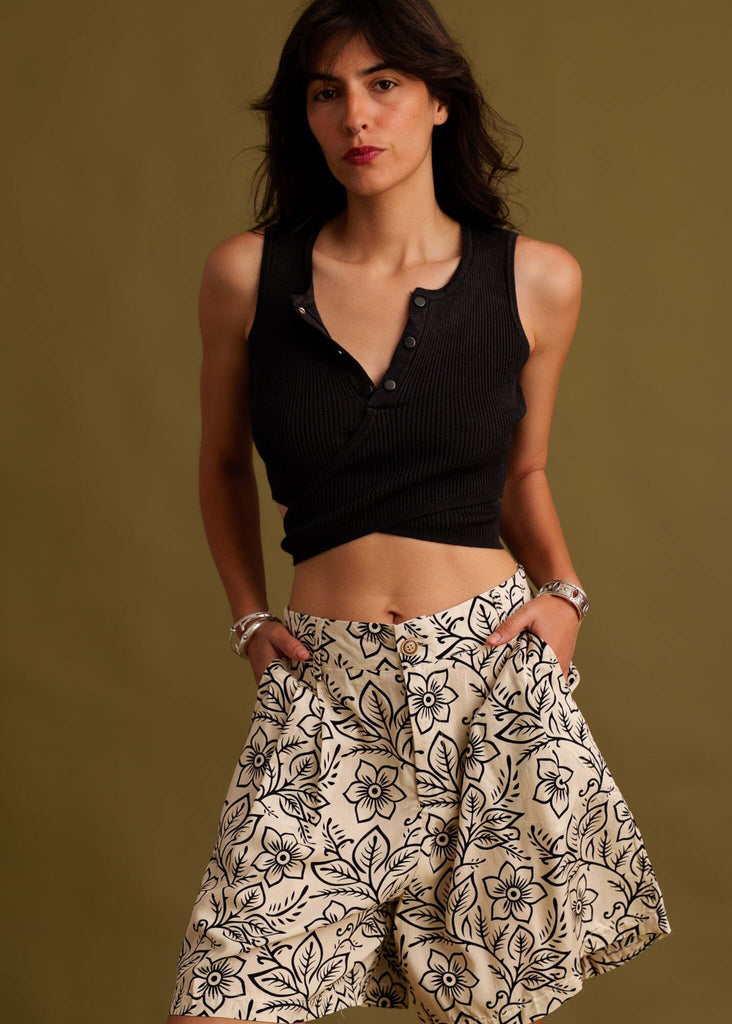 Sésame Bermuda Shorts — Floral print shorts on model — MYFASHIONFRUIT