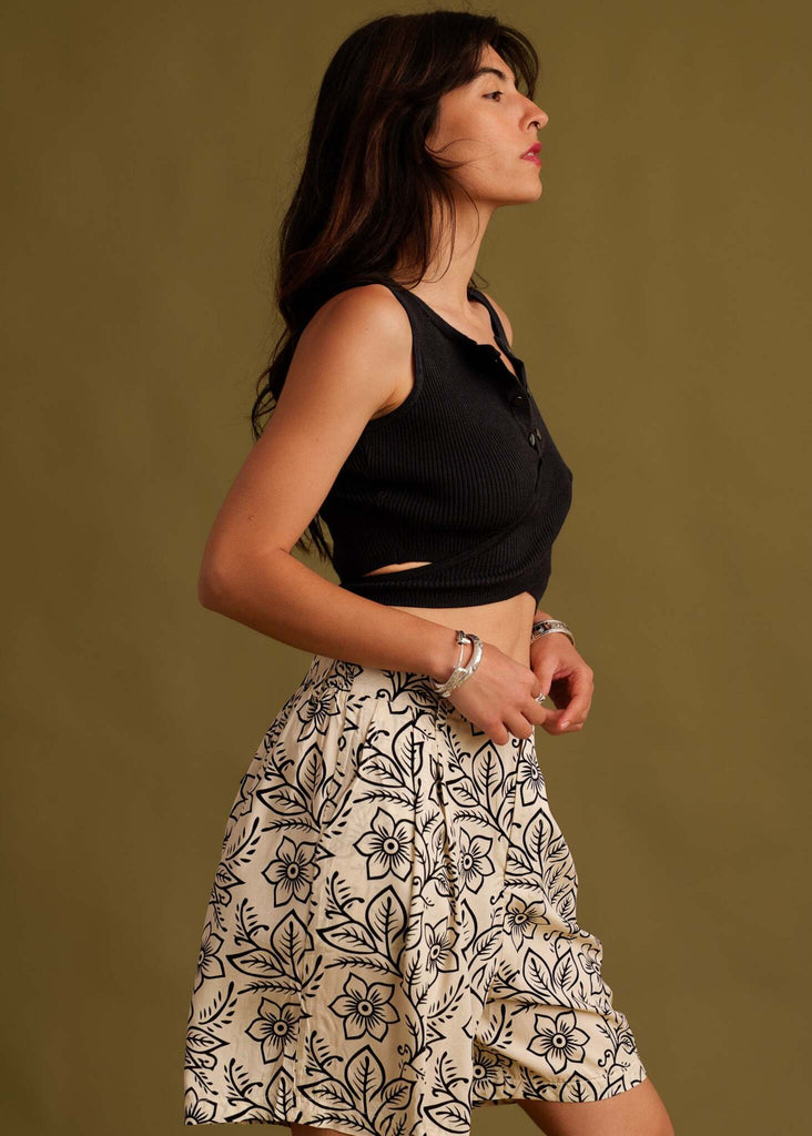 Sésame Bermuda Shorts — Floral print shorts on model — MYFASHIONFRUIT