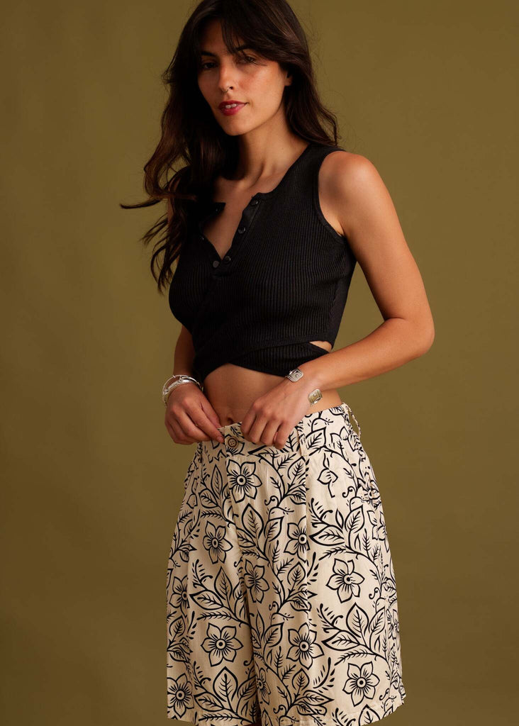 Sésame Bermuda Shorts — Floral print shorts on model — MYFASHIONFRUIT