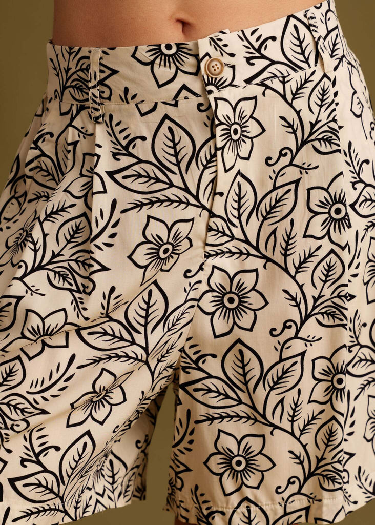 Sésame Bermuda Shorts — Floral print shorts on model, detail — MYFASHIONFRUIT