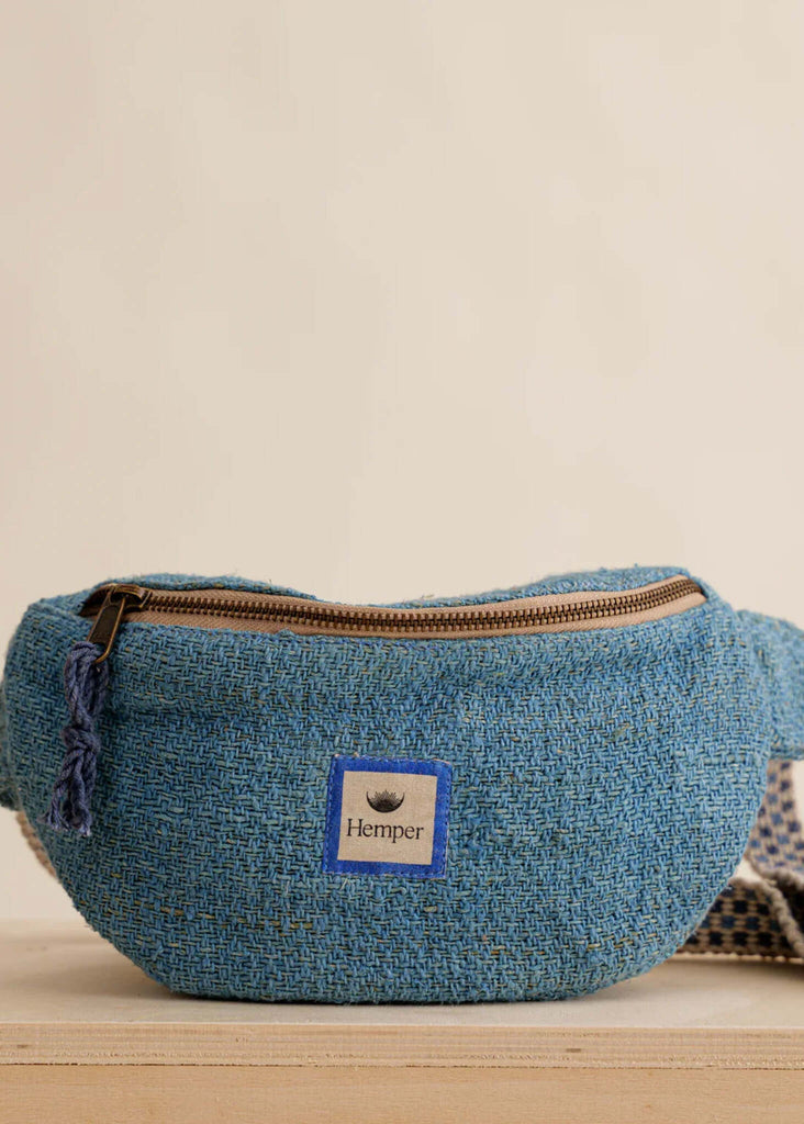 Jannu Waistbag - Azul — Blue hemp fanny pack, detail — MYFASHIONFRUIT