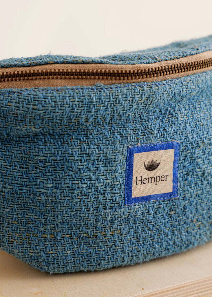 Jannu Waistbag - Azul — Detail of blue woven bag with zipper — MYFASHIONFRUIT