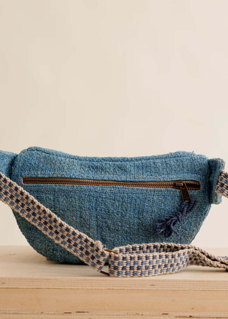 Jannu Waistbag - Azul — Blue woven bag with patterned strap — MYFASHIONFRUIT