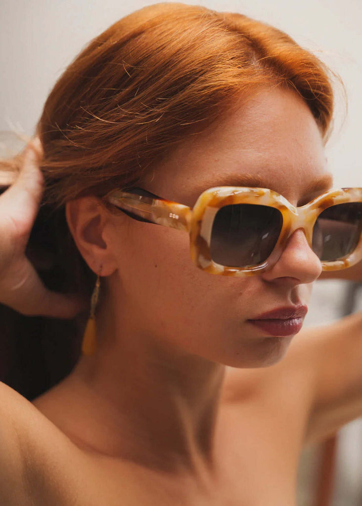 Komono IVY Vintage Autumn Sunglasses — on model, marbled frame — MYFASHIONFRUIT