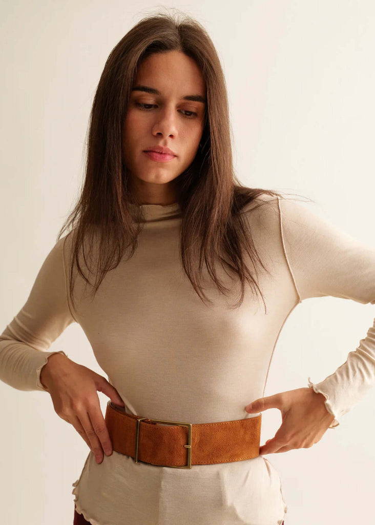 Sibylle Belt — Brown suede belt on model — MYFASHIONFRUIT