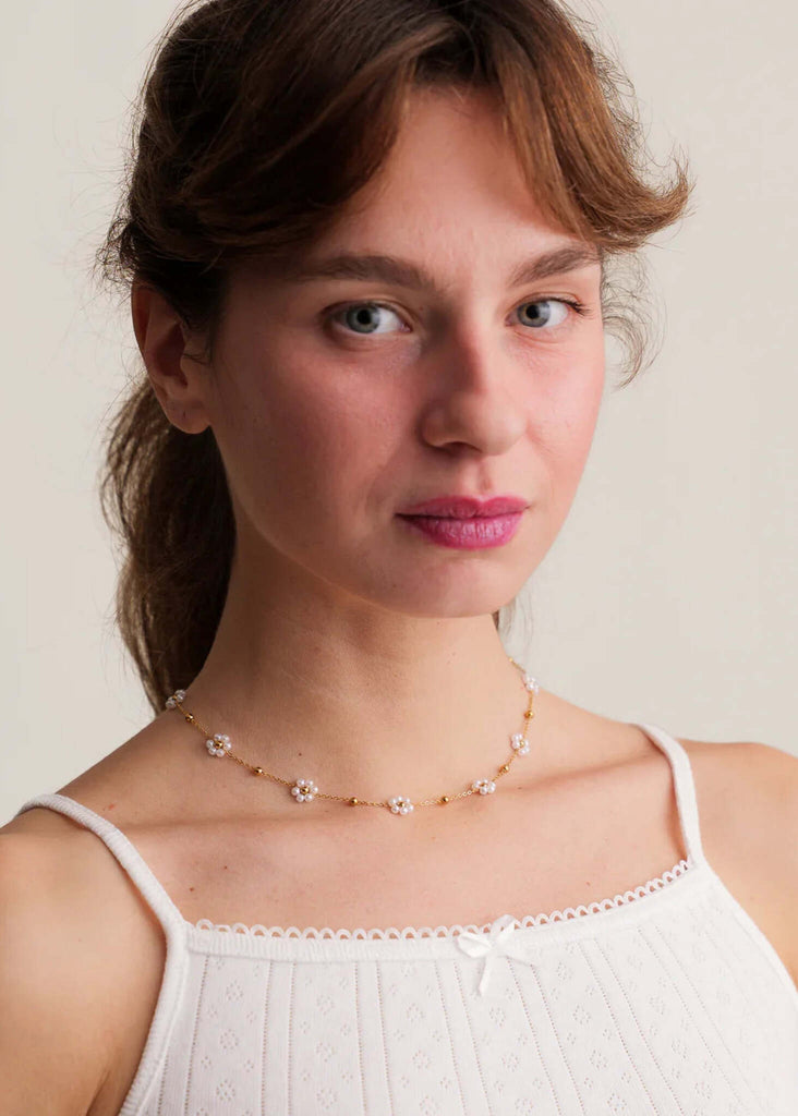 Margarida Necklace — Gold flower necklace on model — MYFASHIONFRUIT