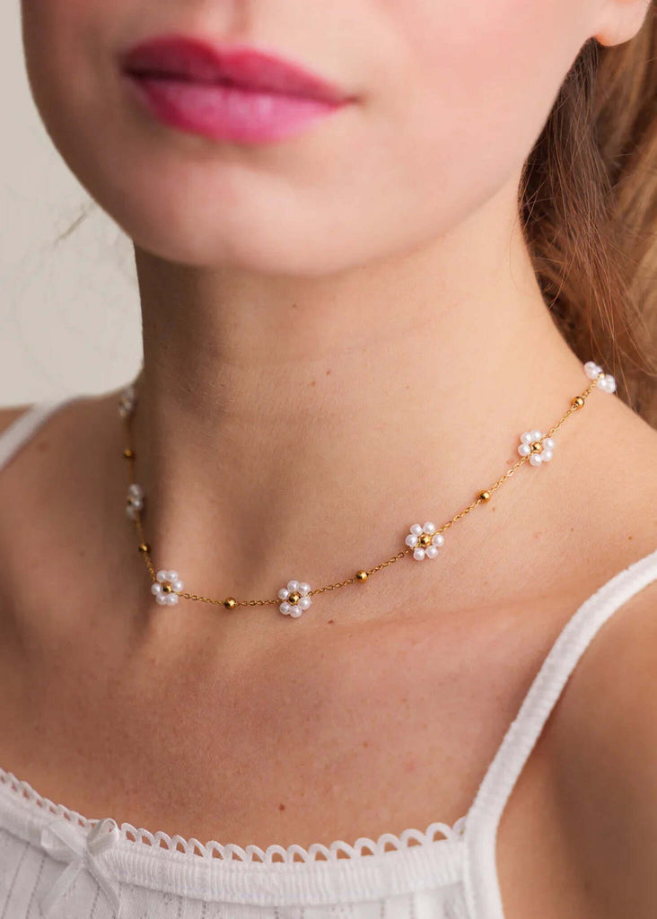 Margarida Necklace — Pearl flower necklace on model — MYFASHIONFRUIT