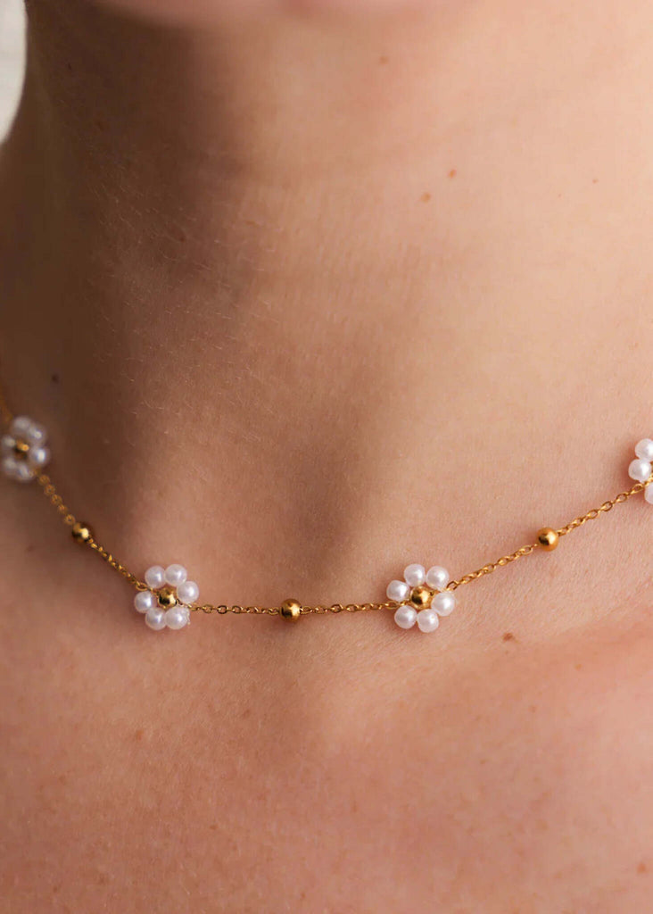 Margarida Necklace — Gold chain with pearl daisies on model — MYFASHIONFRUIT