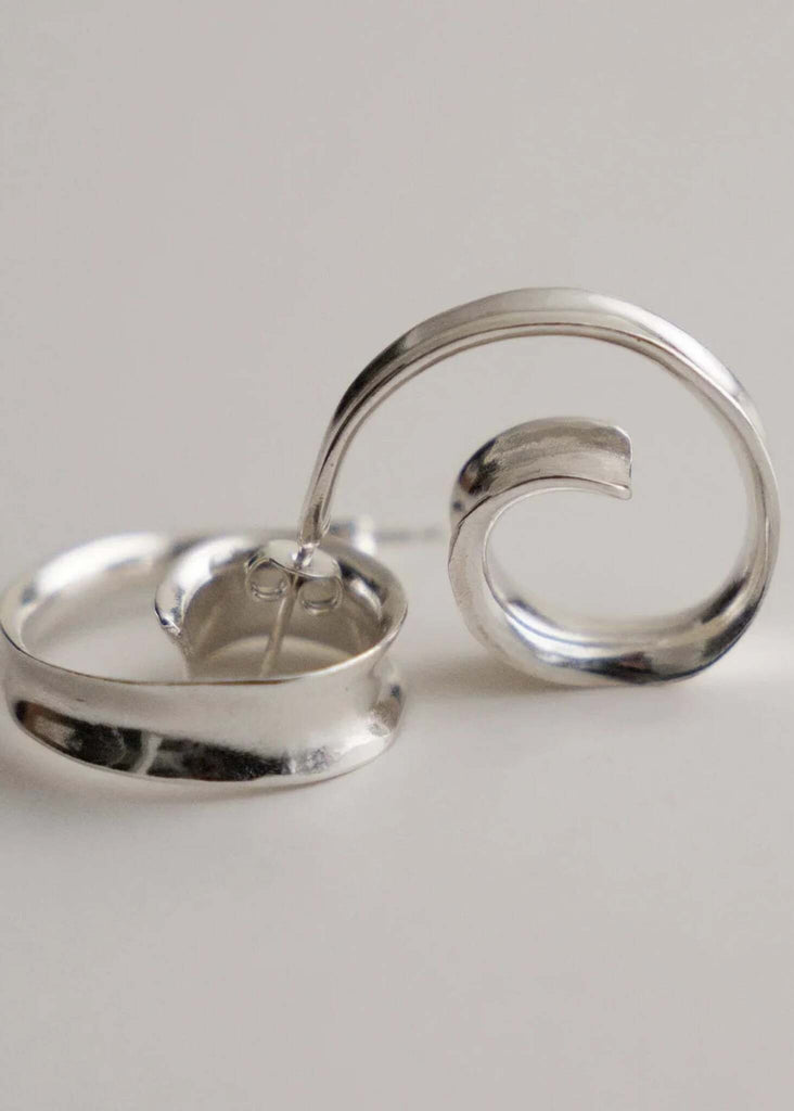 Cyrene Earrings — Silver wavy earrings detail — MYFASHIONFRUIT